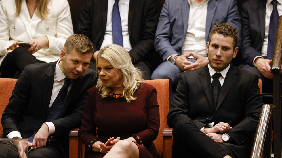 نجل نتنياهو يصف الإسرائيليين المحتجين ضد والدته بـ"الإرهابيين"