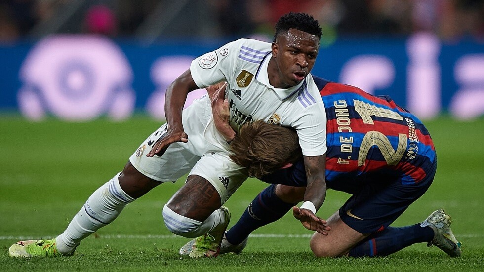 على غرار راموس وصلاح.. فينيسيوس "يصارع" دي يونغ (فيديو)