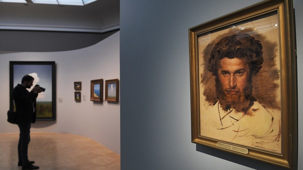 متحف أمريكي مشهور يزور جنسيات الفنانين الروس!