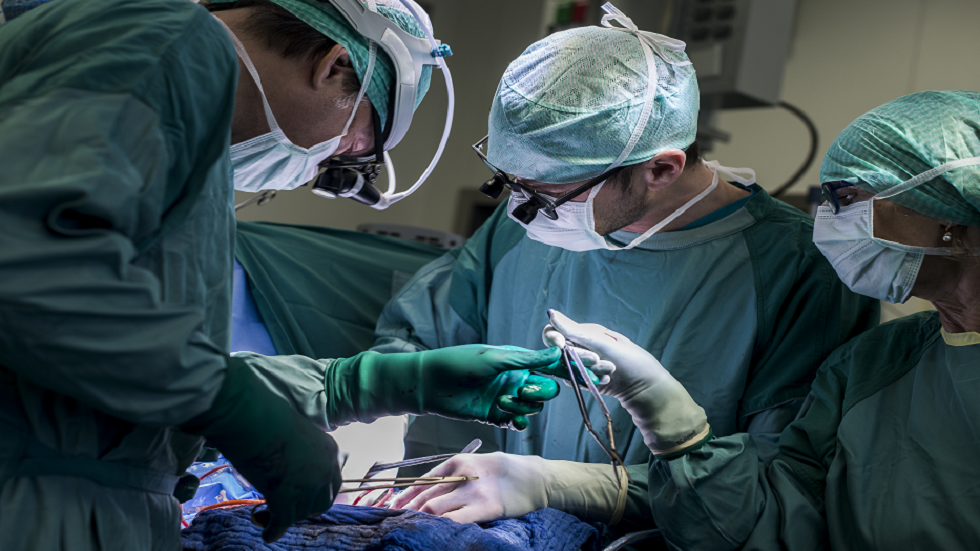 جراحون في دونيتسك ينقذون مصابا برصاصة على مستوى القلب