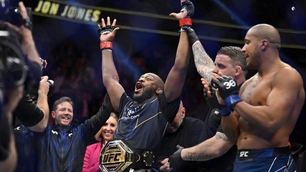 أقوى مقاتل في (UFC) يعود بعد 3 سنوات ويطفئ الأنوار على البطل خلال دقيقتين (فيديو)