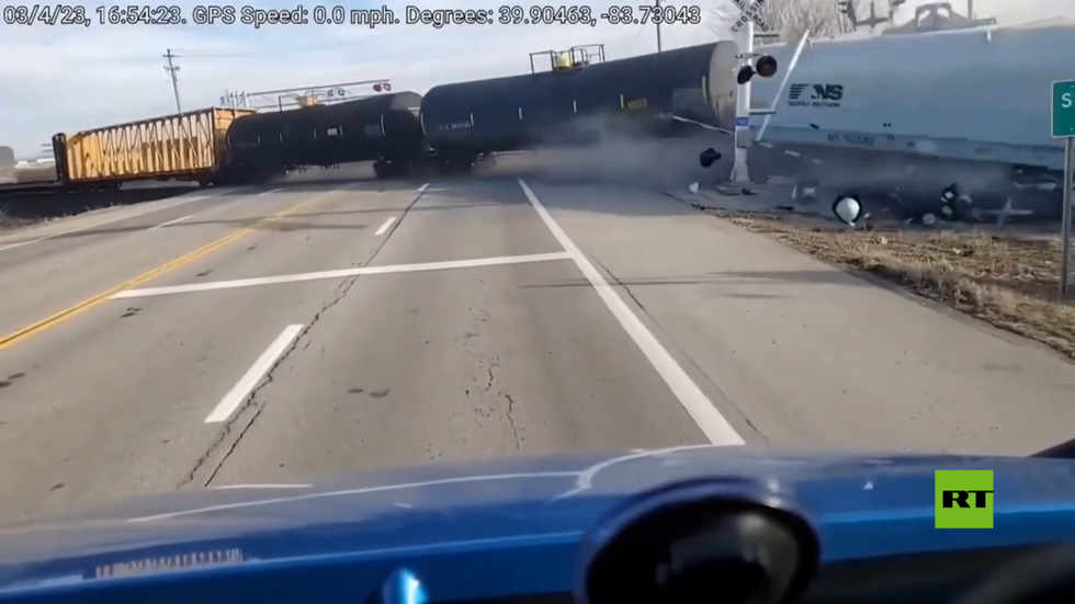 الولايات المتحدة.. كاميرا السيارة تسجل لحظة انحراف عربات قطار عن المسار
