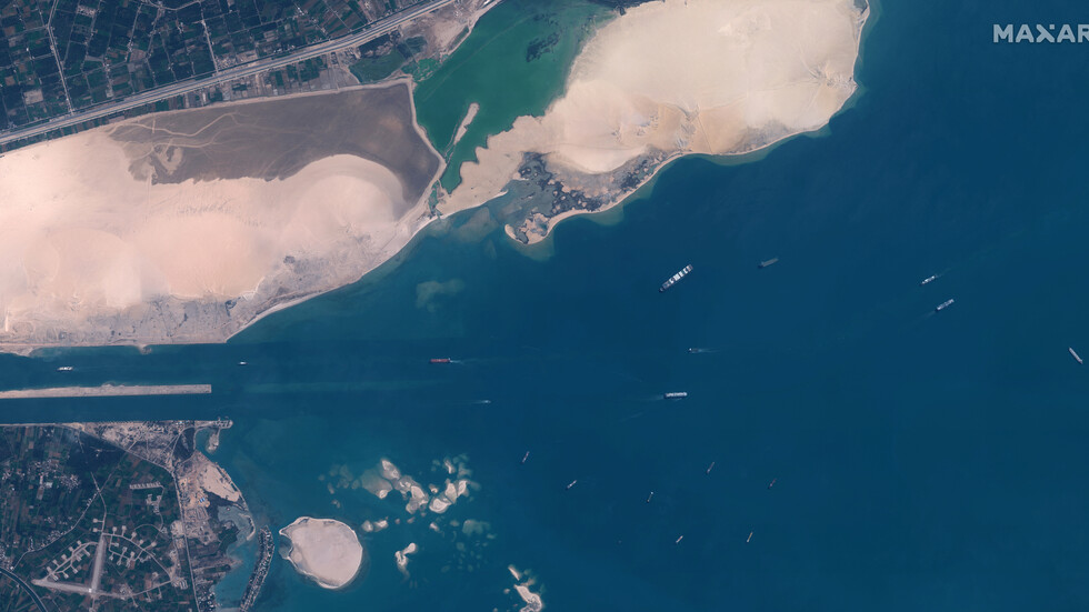 مصر.. قاطرات هيئة قناة السويس تنجح في تعويم سفينة حاويات جنحت في القناة