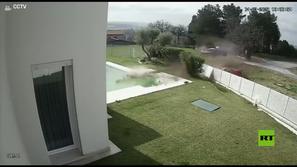 شاهد.. سيارتا فيراري تطيران في الهواء قبل التحطم بسياج الفيلا في حادث سير مروع