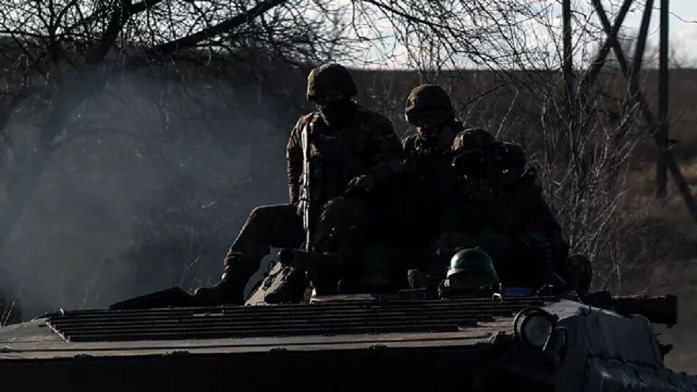 "فرانس برس" نقلا عن جندي أوكراني: القوات الأوكرانية تنسحب من أرتيوموفسك بمجموعات صغيرة