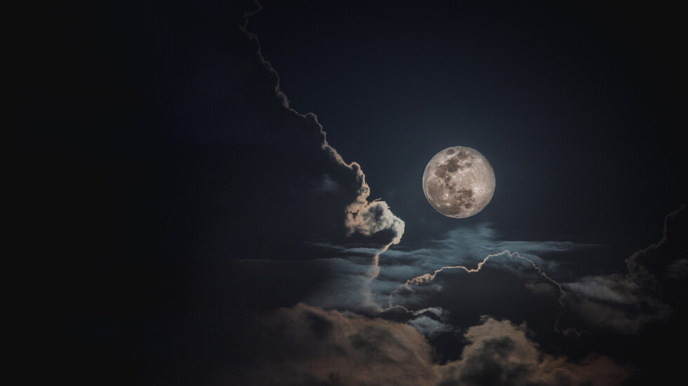 "قمر الدودة" يشق طريقه عبر سماء الأرض معلنا نهاية الشتاء وقدوم الدفء