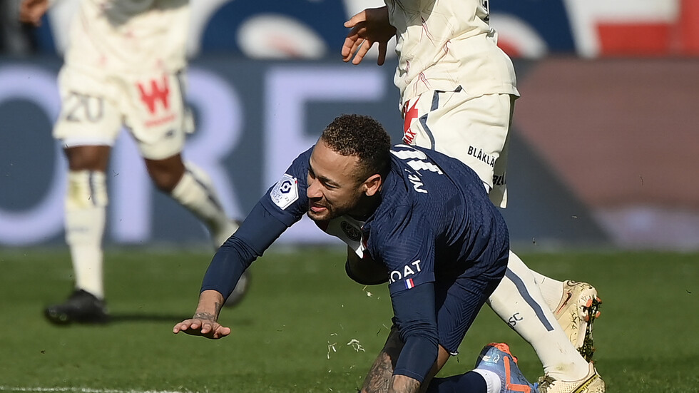 باريس يصدم نيمار بعد الإصابة