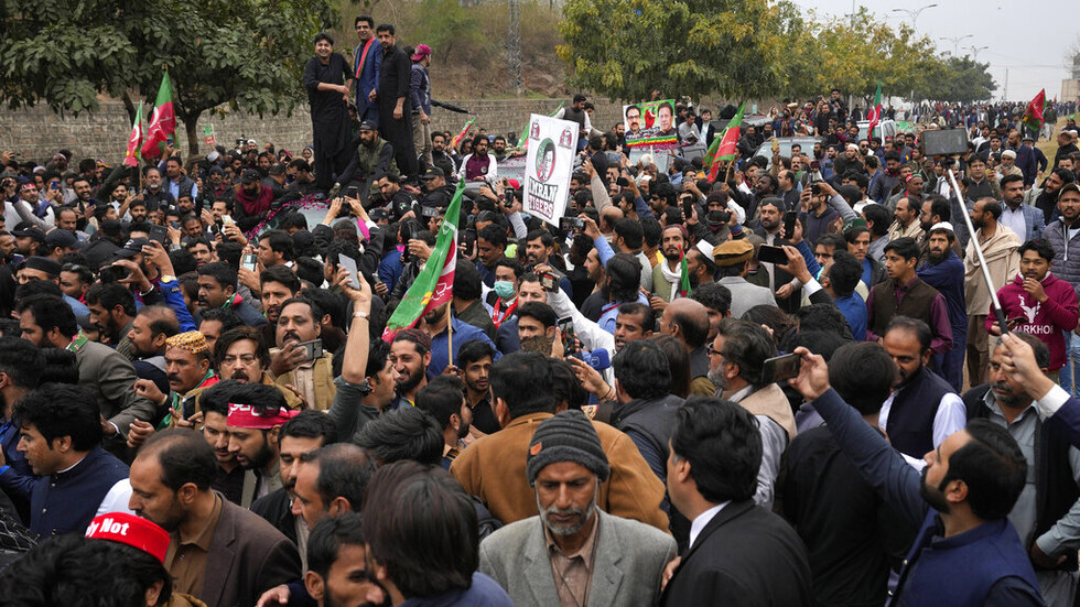 رئيس وزراء باكستان السابق يتغيب عن جلسة محاكمة لتجنب اعتقاله