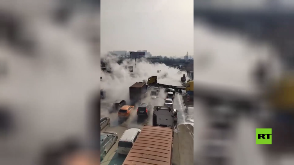 "ينابيع ساخنة" تتفجر في أحد شوارع فلاديفستوك (فيديو)