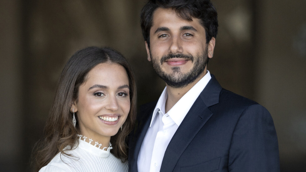 "راق ومحتشم".. الملكة رانيا تضع اللمسة الأخيرة على فستان الأميرة إيمان في ليلة الحنة (صورة)