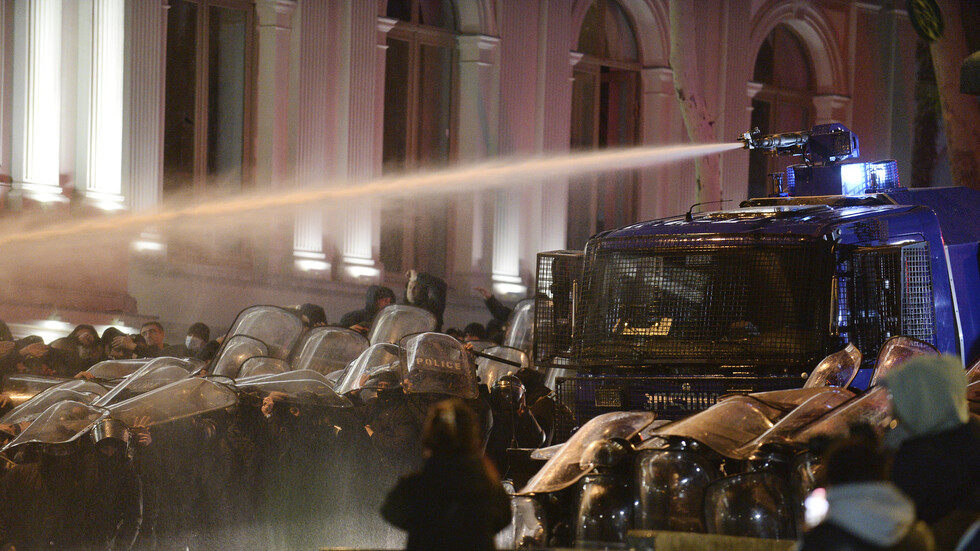 جورجيا.. اشتباكات بين الشرطة والمحتجين على قانون 