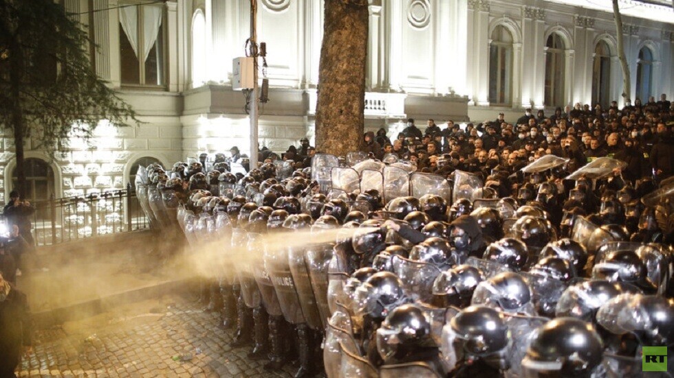 إصابة مراسل قناة RT الروسية بالغاز المسيل للدموع في احتجاجات العاصمة تبليسي