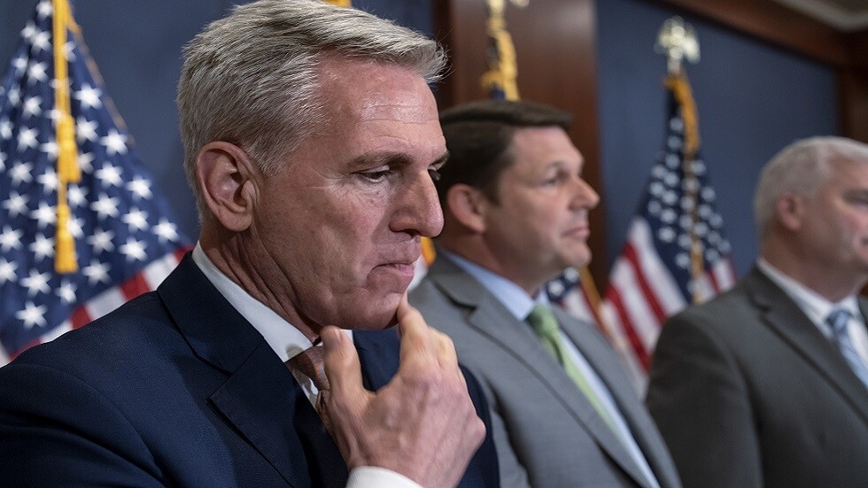 "بعد ذلك فقط تتخذ قرارك".. زيلينسكي يدعو رئيس مجلس النواب الأمريكي لزيارة كييف