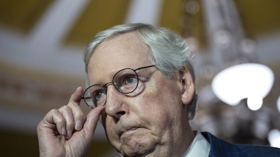 زعيم الجمهوريين في الشيوخ الأمريكي يسقط في أحد الفنادق وينقل إلى المستشفى