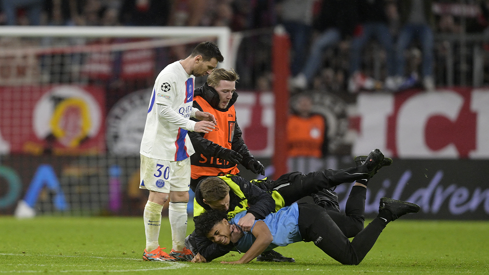 مشجع "يباغت" ميسي عقب نهاية مباراة سان جيرمان وبايرن ميونخ (فيديو)