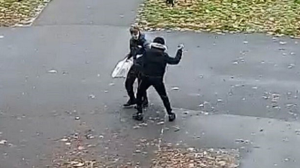 مهاجر عراقي يطعن طالبا جنوبي المملكة المتحدة (فيديو)