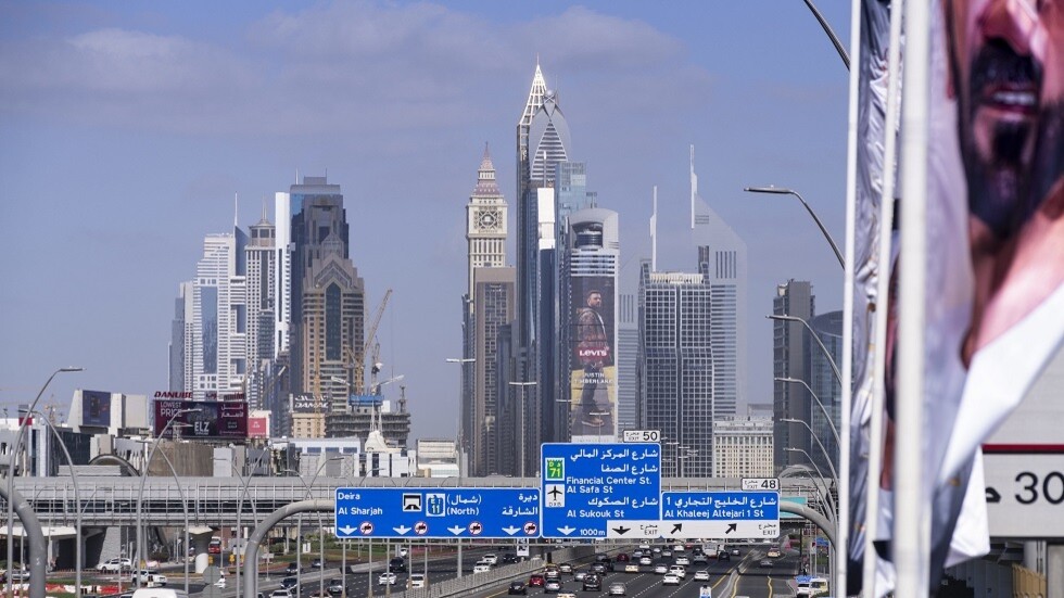 زوجان خليجيان يوهمان مالك سيارة عربي الجنسية بشرائها ويسرقانها بطريقة درامية