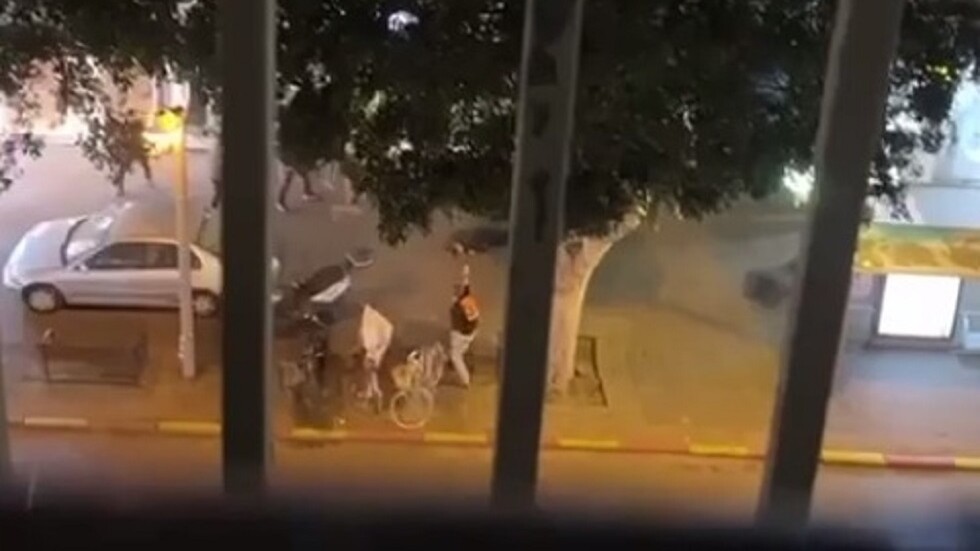 وسائل إعلام إسرائيلية: 3 إصابات في عملية إطلاق نار في شارع ديزينغوف وسط تل أبيب ومقتل المنفذ (فيديو)