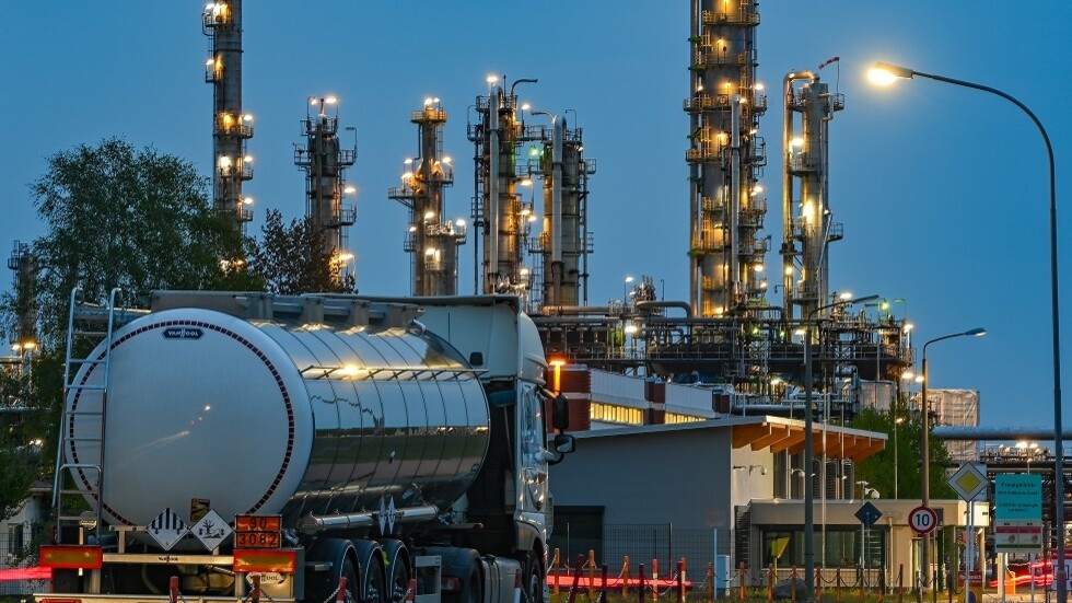 واشنطن تحث الشركات الكبرى على تداول النفط الروسي