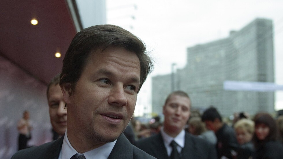 (فيديو).. الممثل الهوليوودي مارك والبيرغ يطلب من المدون الروسي خاسبيك أن يلكمه خلال بطولة UFC