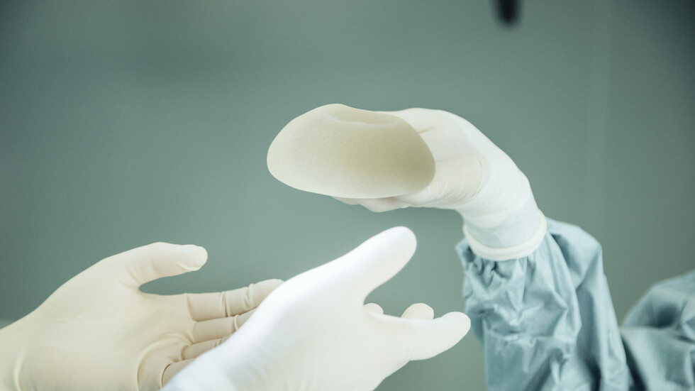 إدارة الغذاء والدواء الأمريكية تحذر من تسبب زراعة الثدي في سرطان الجلد