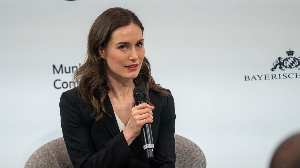 رئيسة وزراء فنلندا وزيلينسكي يحضران جنازة قيادي نازي كبير في قوات كييف