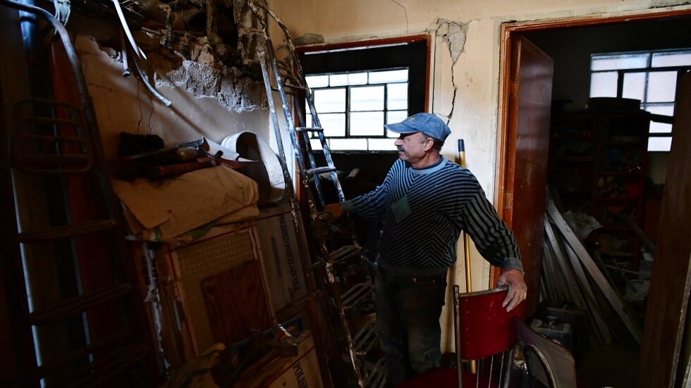 "إيد بإيد".. مبادرة لترحيل الأتربة وتنظيف شوارع مخيم اليرموك بدمشق