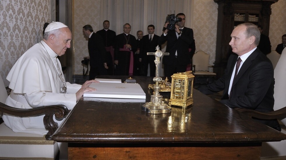 بابا الفاتيكان يستذكر تفاصيل عن 3 لقاءات جمعته مع بوتين