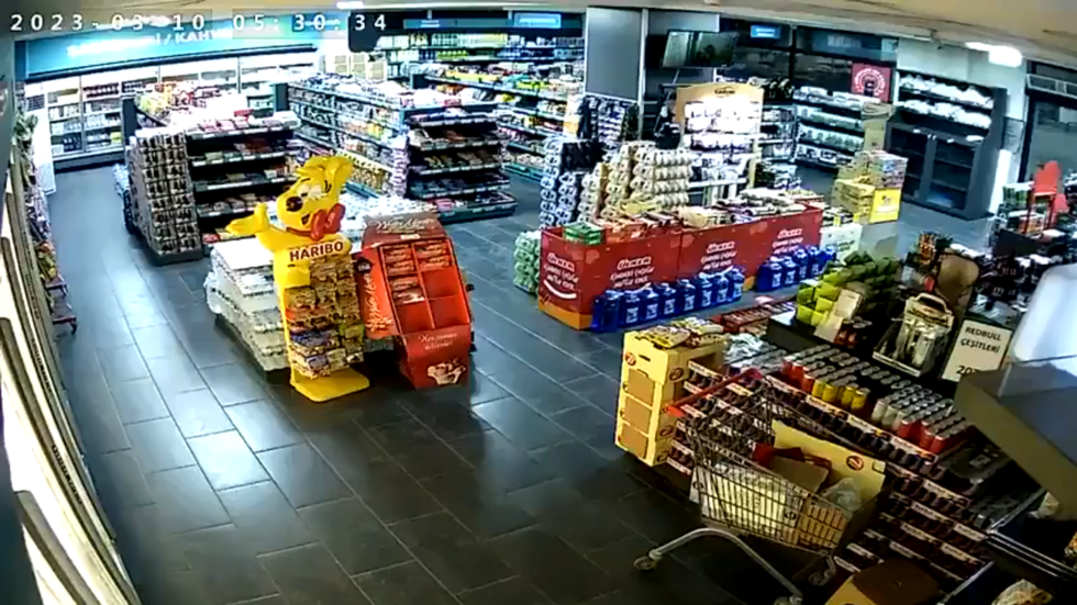 كاميرا مراقبة توثق ما حدث داخل متجر خلال هزة أرضية عنيفة بولاية  قيصري التركية (فيديو)