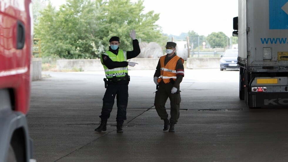إصابة العشرات واحتراق 19 سيارة بحادث سير مروع في هنغاريا