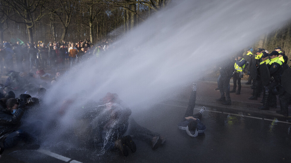 شرطة لاهاي تستخدم خراطيم المياه لتفريق المحتجين (فيديو)