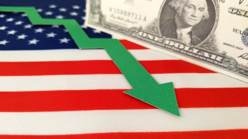 مسؤول أمريكي سابق يحذر من إفلاس 5 بنوك كبرى في بلاده
أكد المساعد السابق لوزير الخزانة الأمريكي، بول كريغ روبيرتس، أن النظام المصرفي في الولايات المتحدة لم يعد آمنا، وحذر من إفلاس 5 بنوك كبرى في بلاده.

والله الواحد يستغرب كيف أكبر اقتصاد في العالم يتهز! كبار الشركات يعلنوا إفلاس، والناس تتخوف حتى على مدخراتهم في البنوك. سبحان الله، كل يوم الدنيا تعلّمنا أن الأمان الحقيقي مش بس في الفلوس.