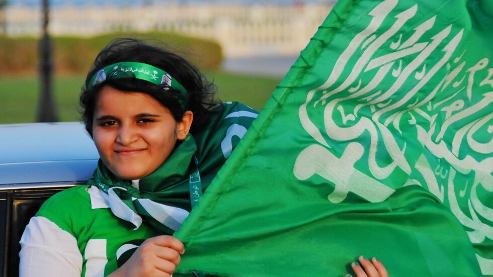 مستشار قانوني سعودي يوضح الفرق بين علم خادم الحرمين الشريفين وعلم الدولة