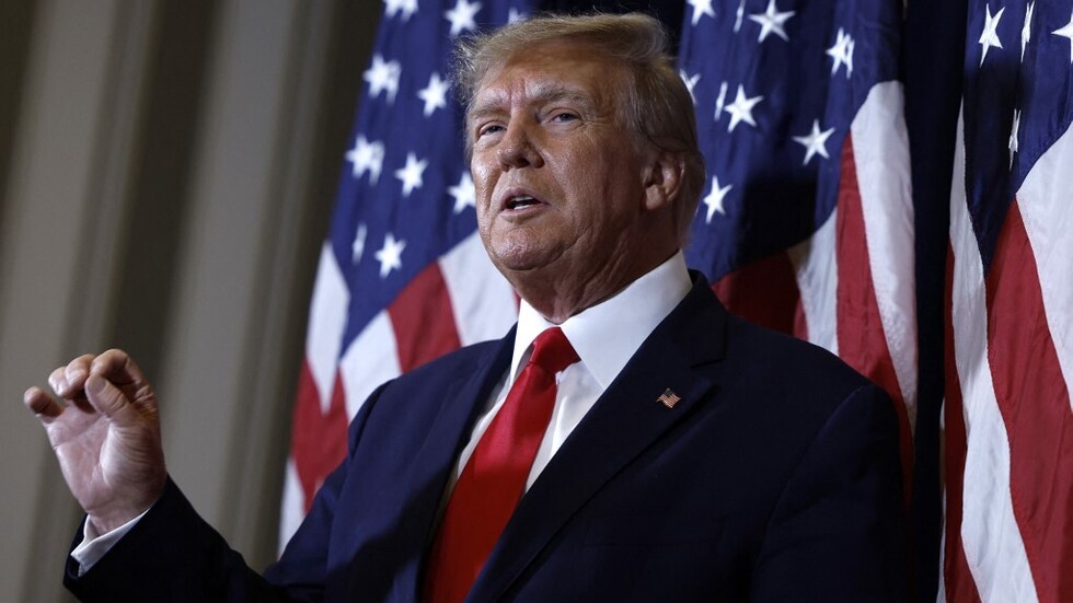 ترامب يشارك في أداء أغنية مع سجناء "6 يناير" (فيديو)