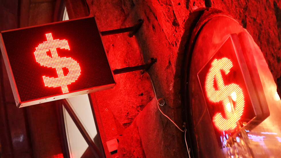 ماذا حل بالدولار في روسيا بعد انهيار "سيليكون فالي"؟