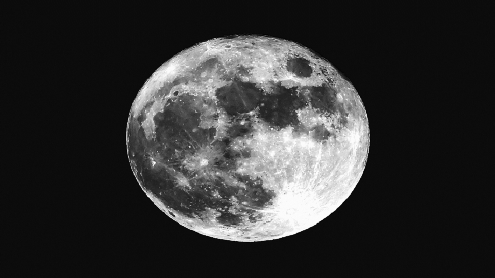 وميض لامع يكشف اللحظة التي يضرب فيها نيزكٌ القمر!