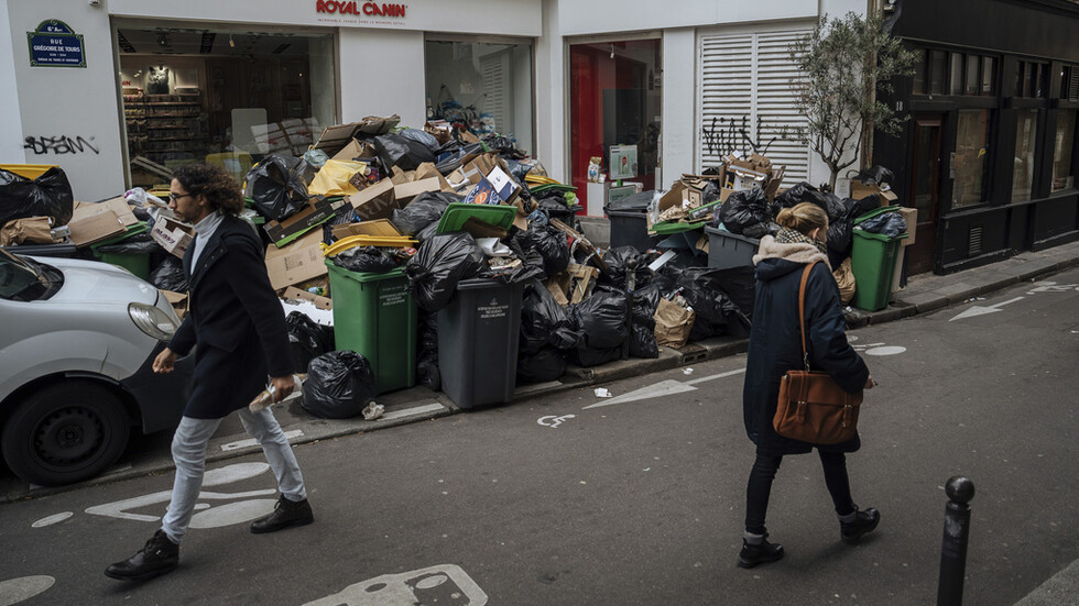 باريس تغرق في القمامة (فيديو)