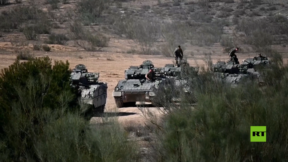 جنود أوكرانيون يكملون التدريب على دبابات 