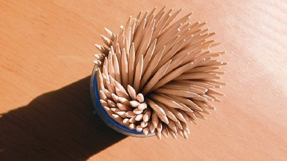 طبيبة أسنان تكشف عواقب استخدام العيدان في تنظيف الأسنان