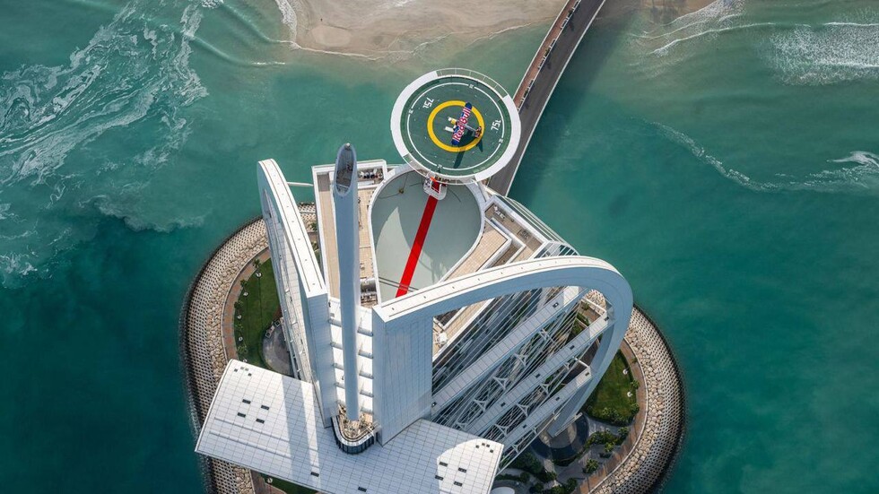 طائرة تهبط على سطح برج العرب (فيديو)