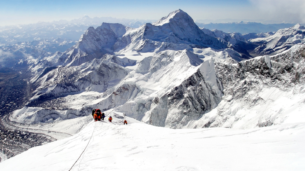 كيف يحافظ جبل إفرست على الجراثيم عند سعال وعطس المتسلقين؟