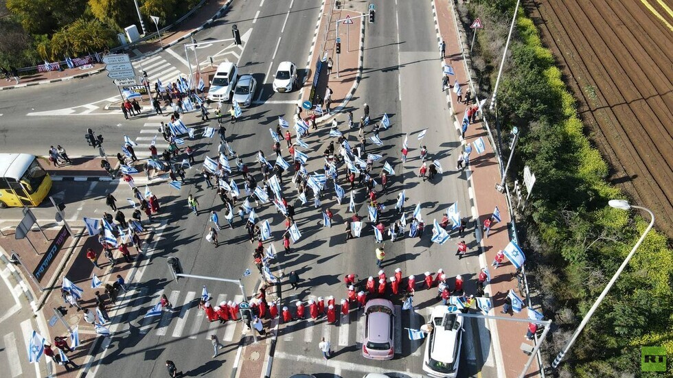 بالفيديو.. إغلاق شوارع في إسرائيل احتجاجا على الإصلاح القضائي