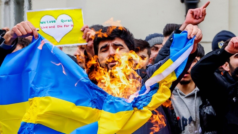 وزير الخارجية السعودي يتحدث عن دوافع حوادث حرق نسخ القرآن الكريم