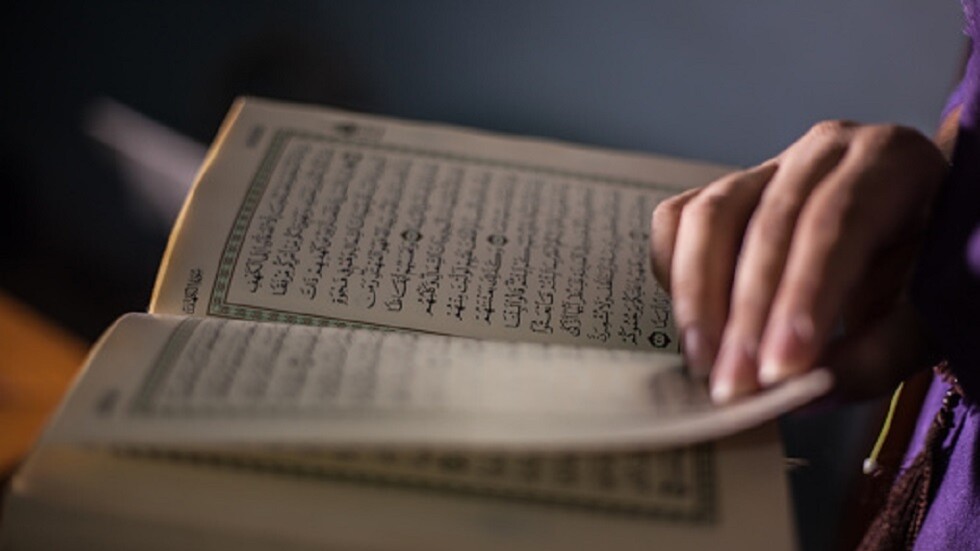 عالم أزهري يعلق لـ"RT" على جريمة جنود أوكرانيين دنسوا نسخا من القرآن  (فيديو)