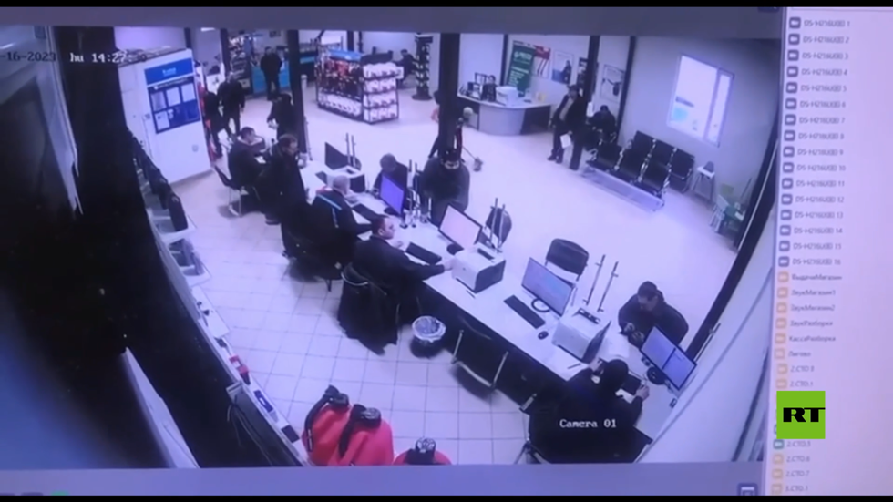 شاهد.. سيارة فاخرة تقتحم محطة الصيانة في سان بطرسبورغ