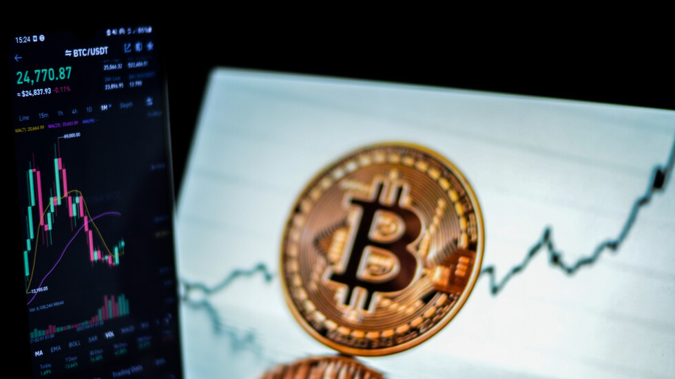 ارتفاع قيمة "بيتكوين" إلى أكثر من 27 ألف دولار