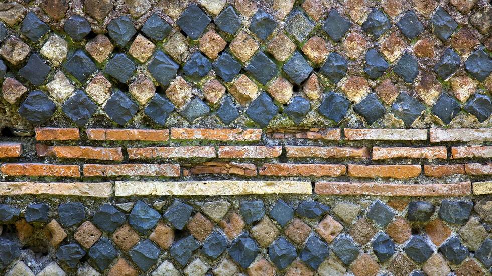 أعمال بناء في إنجلترا تكشف عن فسيفساء مذهلة "نابضة بالحياة"