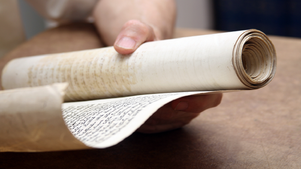 علماء يقدمون جائزة بقيمة 250 ألف دولار إذا استطعت قراءة مخطوطة احترقت أثناء ثوران بركان فيزوف!