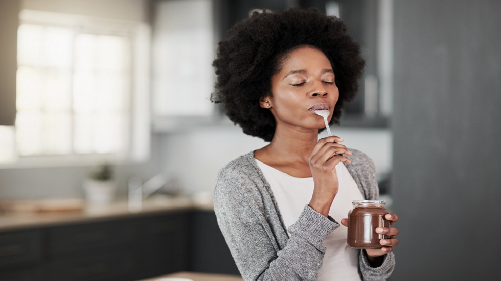 من رقائق البطاطس إلى الشوكولاتة.. هذا ما تعنيه الرغبة الشديدة في تناول طعام محدد!