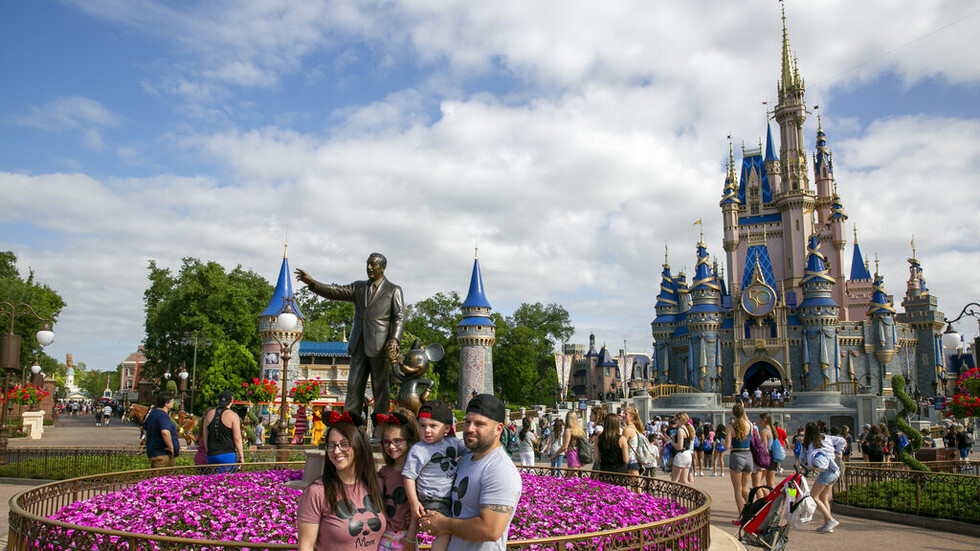 "ديزني" تفصل 4000 عامل بحلول أبريل